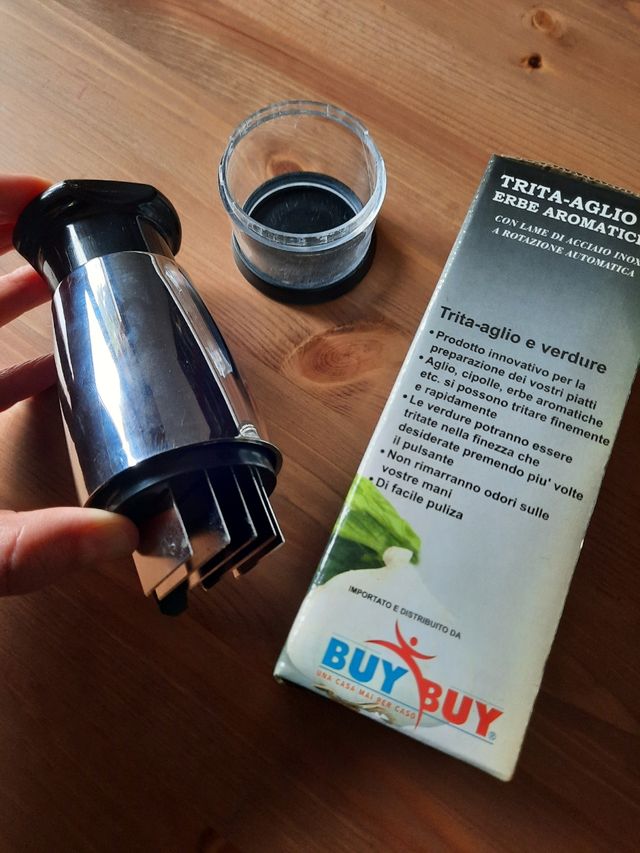 Trita aglio ed erbe aromatiche