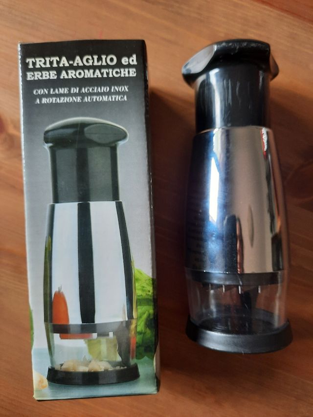Trita aglio ed erbe aromatiche
