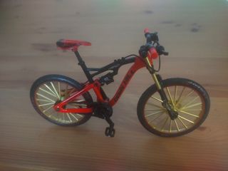 Bicicleta de montaña en miniatura