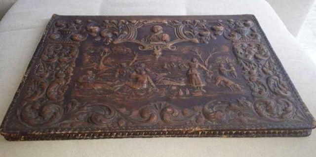 Escríbania del siglo XIX cuero repujado