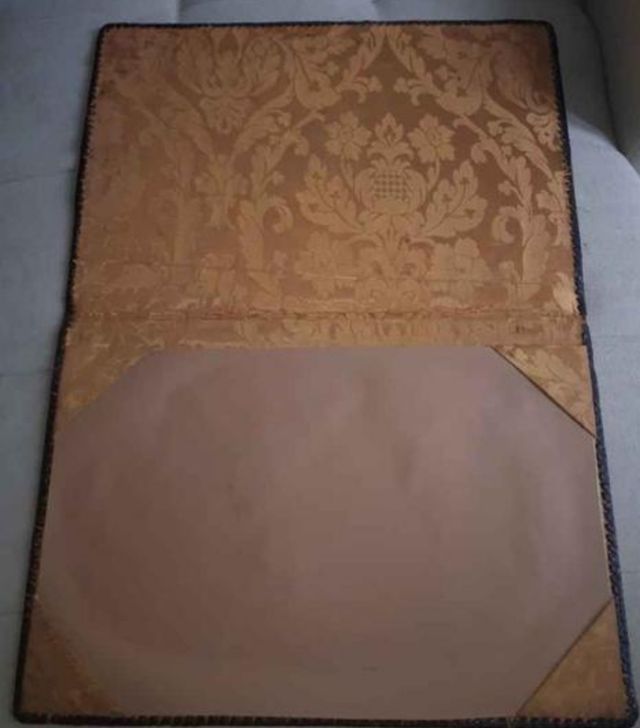 Escríbania del siglo XIX cuero repujado