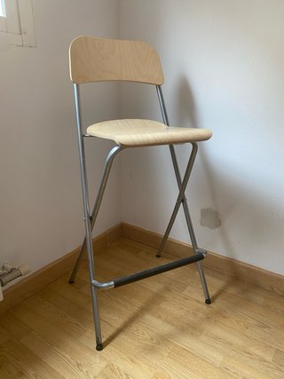Taburete alto de madera