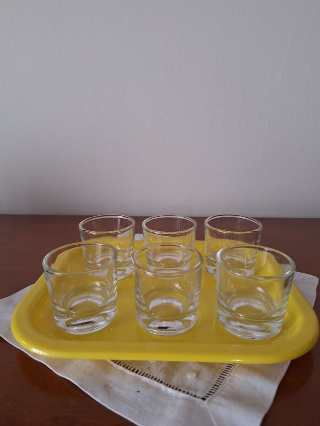 Seis vasos xopito con bandeja.