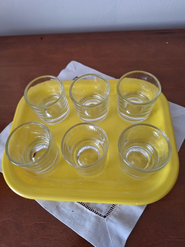 Seis vasos xopito con bandeja.