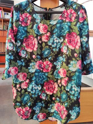 Blusón estampado de fondo negro