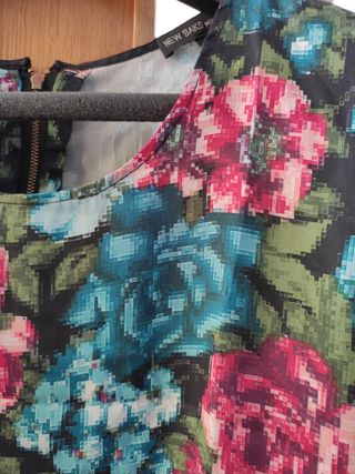 Blusón estampado de fondo negro