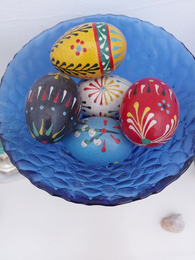 Uova di Pasqua in legno decorate a mano