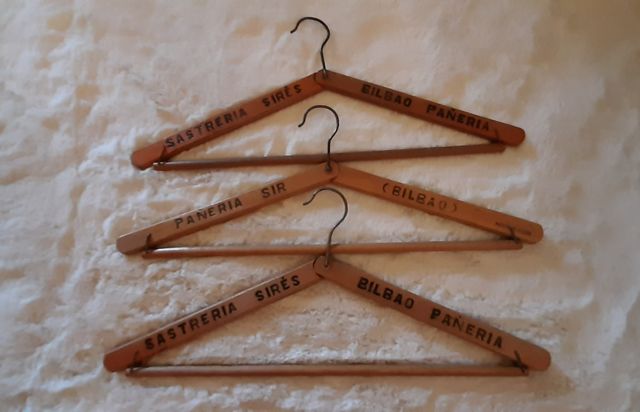 Antiguas perchas plegables de madera