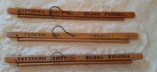 Antiguas perchas plegables de madera