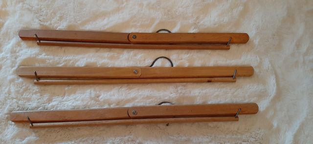 Antiguas perchas plegables de madera