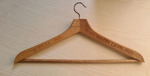 Antigua percha de madera