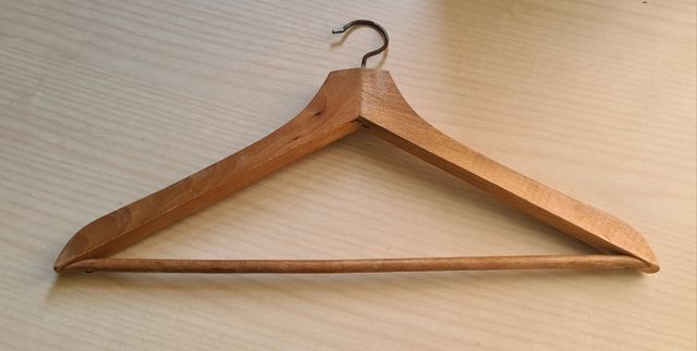 Antigua percha de madera