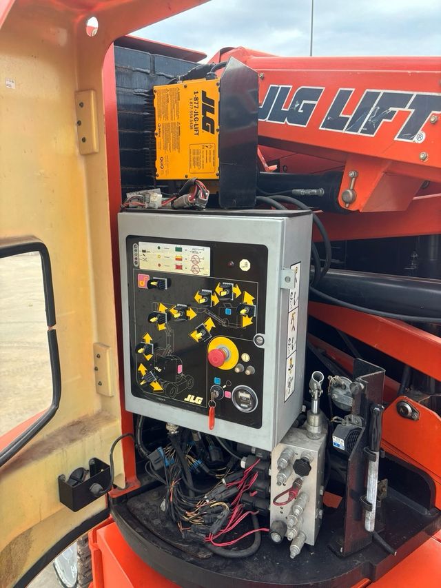 PLATAFORMA ELEVADORA ELÉCTRICA JLG E300AJP