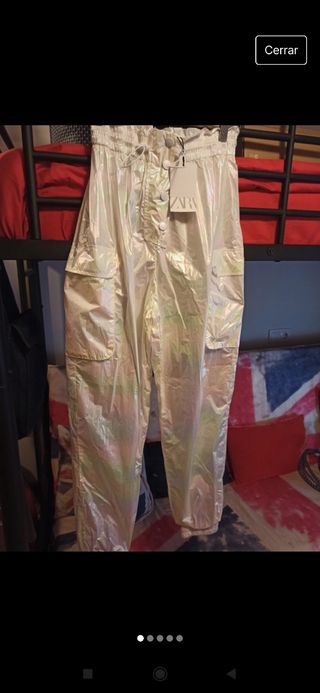 Pantalón metalizado.