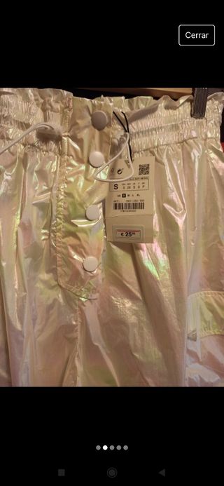 Pantalón metalizado.