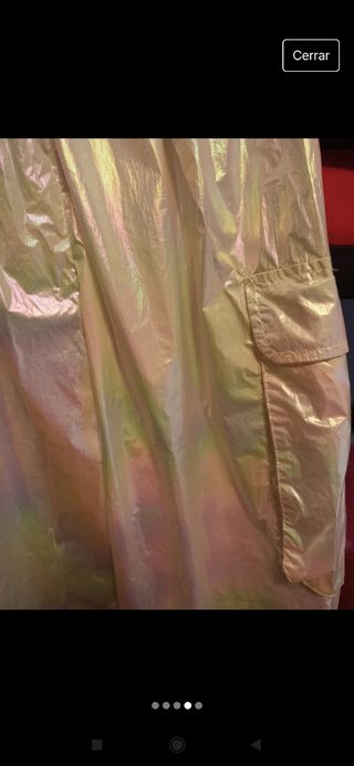 Pantalón metalizado.
