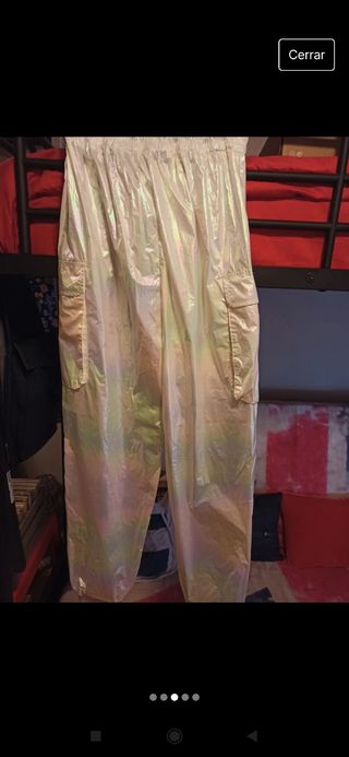 Pantalón metalizado.