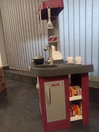Cocinita juguete y comiditas de regalo