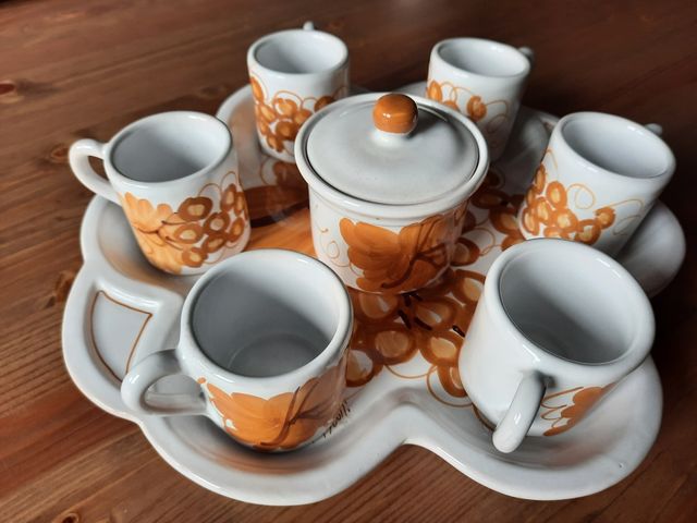 Tazzine da caffè con zuccherina e vassoio