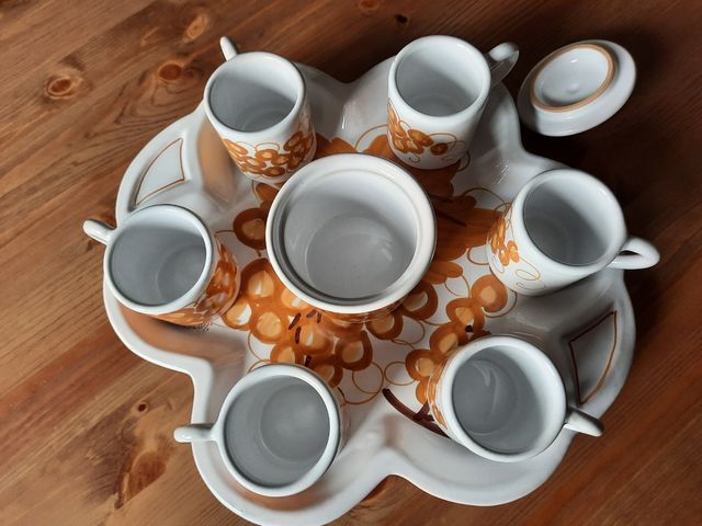 Tazzine da caffè con zuccherina e vassoio