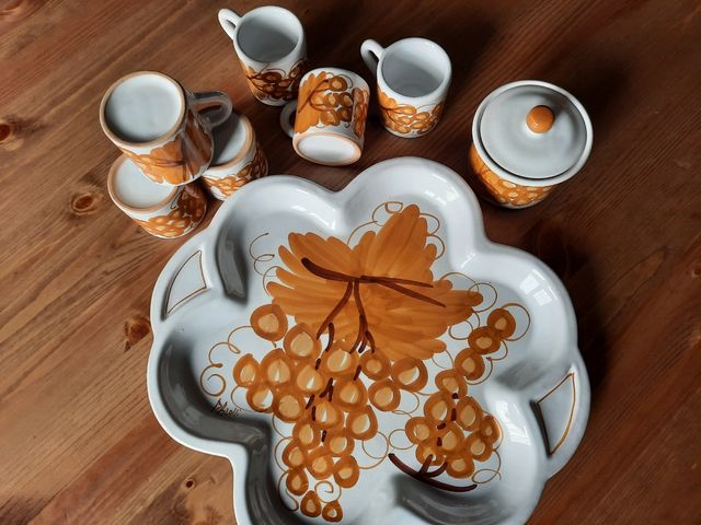 Tazzine da caffè con zuccherina e vassoio