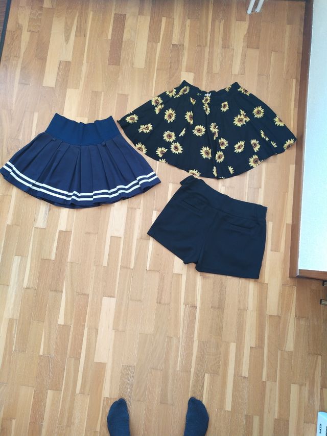 2 faldas y 1 pantalo corto negro