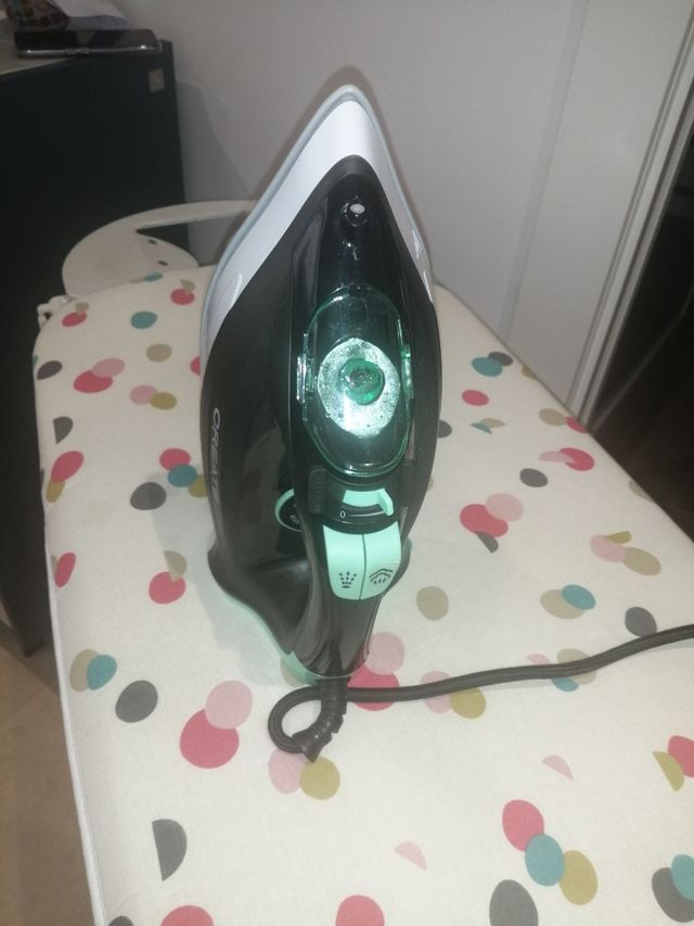 Plancha para ropa en negro y verde