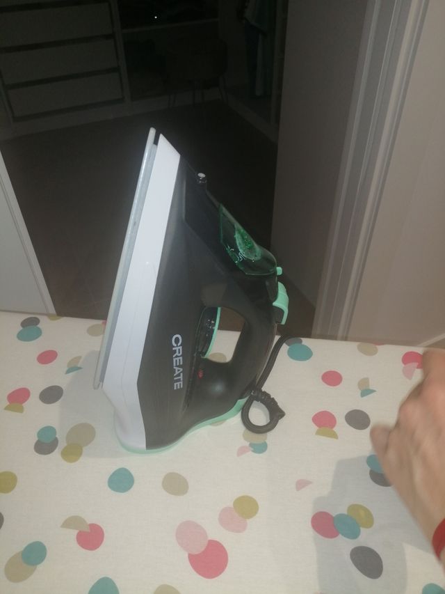 Plancha para ropa en negro y verde