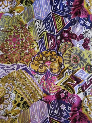 Taglio di stoffa fantasia verdolina-lilla