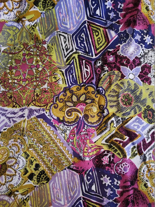 Taglio di stoffa fantasia verdolina-lilla