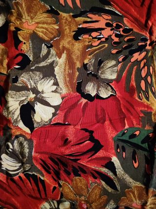 Taglio di stoffa fantasia verde militare-rosso