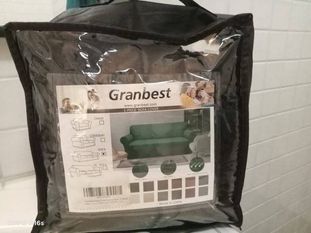 Copri divano con elastici dietro di colore nero