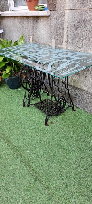 Mesa Singer decorativa