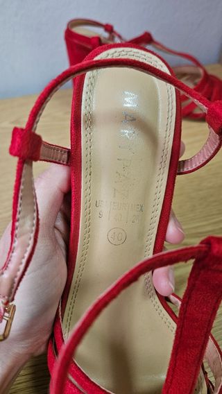 Sandalias de tacon ancho.