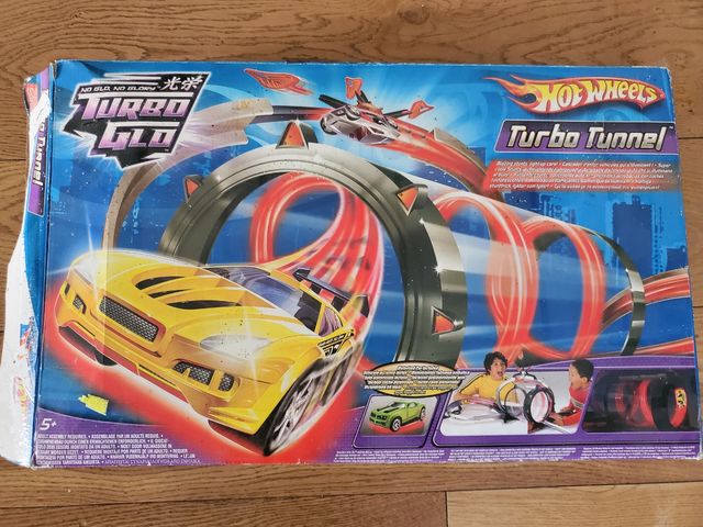 Pista turbo glow hot wheels