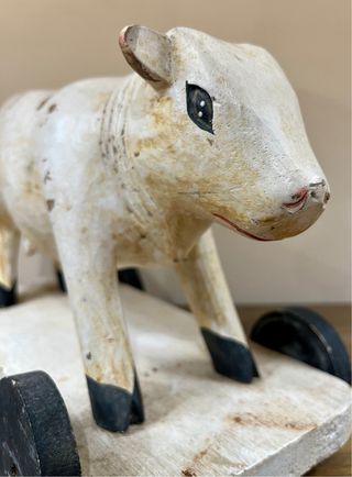 Antiguo ternero de juguete en madera