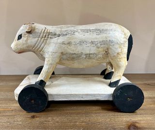 Antiguo ternero de juguete en madera