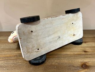 Antiguo ternero de juguete en madera