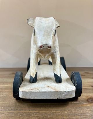Antiguo ternero de juguete en madera