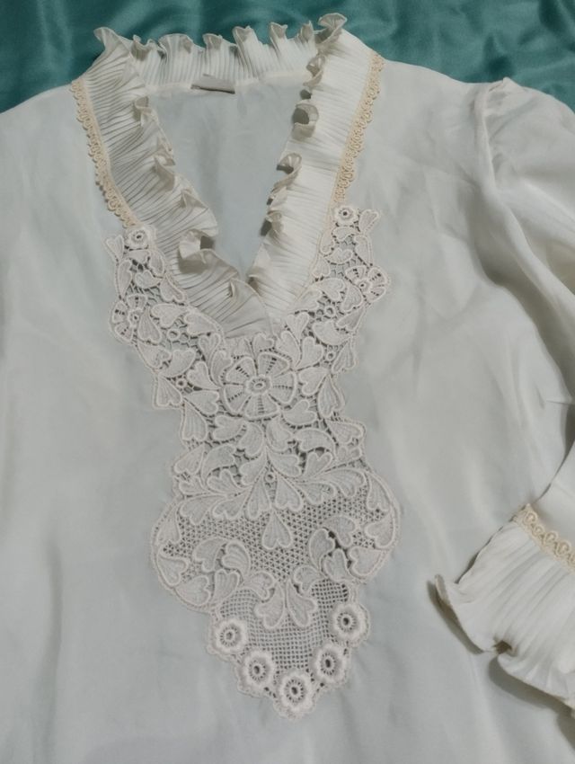 Camicetta vintage plissata elegante.