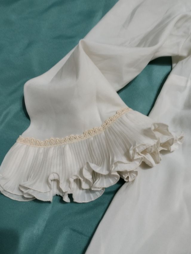 Camicetta vintage plissata elegante.