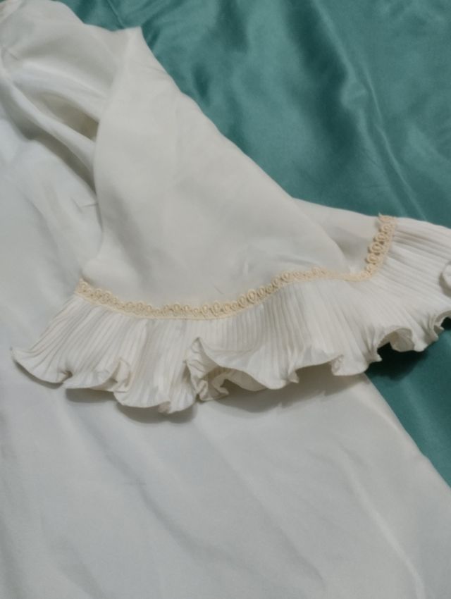 Camicetta vintage plissata elegante.