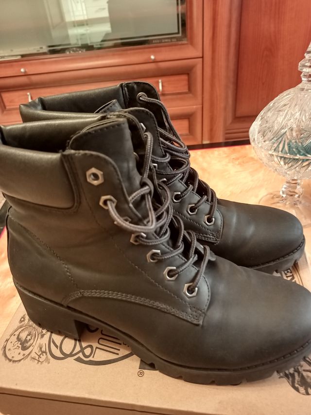 Botas de piel   nuevas