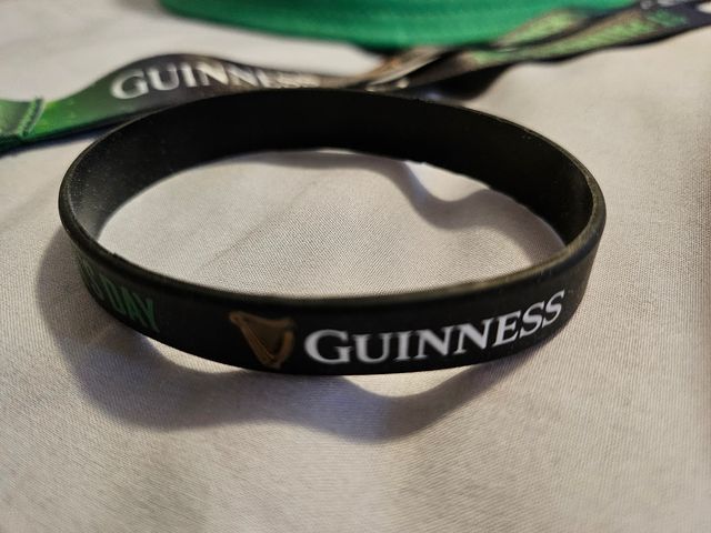 Gorro, pulsera y cinta Guiness original 