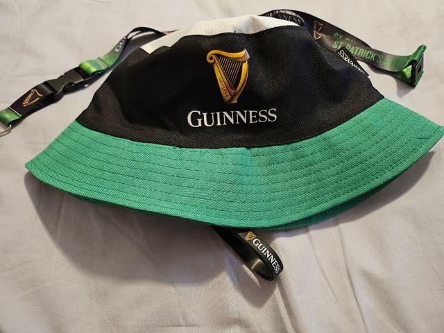 Gorro, pulsera y cinta Guiness original 
