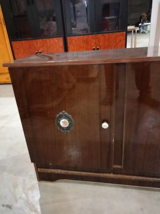 Mueble antiguo para televisión