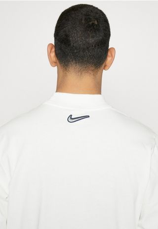 Camiseta Nike Manga Larga Cuello Alto Blanco Vela.