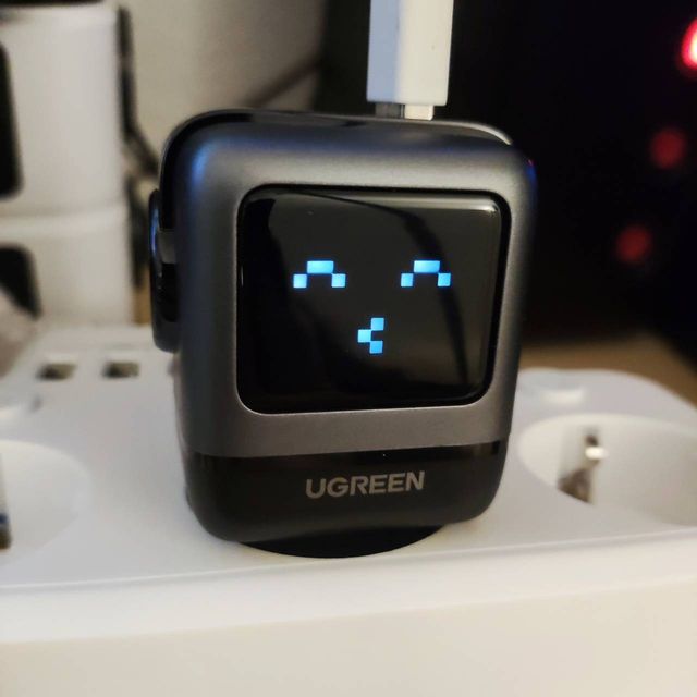 Cargador USB C 65W forma robot