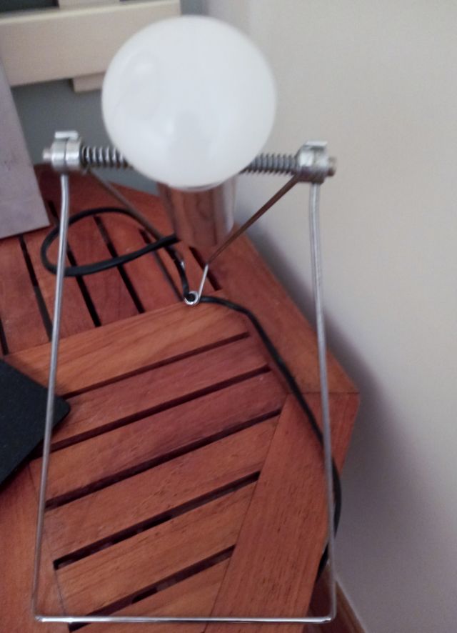 Lámpara para lectura o iluminación dirigida.