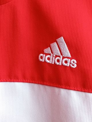 Chaqueta deportiva Adidas.